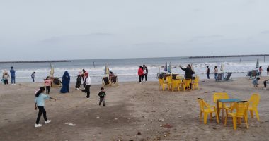 إقبال رواد مصيف رأس البر على شاطئ البلاج فى أول أيام عيد الفطر.. لايف وصور