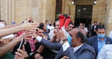 مدير أمن الغربية يوزع الورود والبلالين على المصلين بمسجد السيد البدوي.. صور
