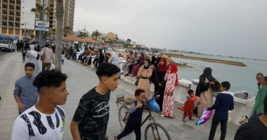 مطروح بتفرح بالعيد على البحر..الآلاف على الكورنيش والبهجة تعم الجميع (فيديو)