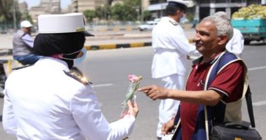 الداخلية تشارك المواطنين فرحة العيد بالهدايا والورود في تقرير لإكسترا نيوز
