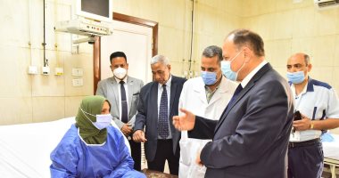 محافظ أسيوط يزور مستشفيات الإيمان العام والشاملة لتهنئة المرضى بعيد الفطر