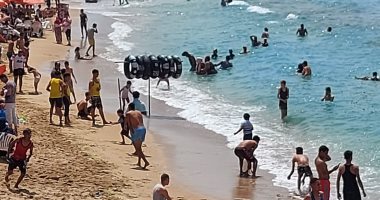 إقبال كبير على شواطئ الإسكندرية بعد تحسن حالة الطقس.. فيديو وصور