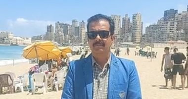 1000 أسرة يستمتعون بالبحر على شاطئ الأنفوشى بالإسكندرية.. فيديو