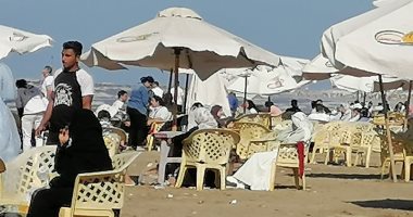 إقبال على شاطئ بورسعيد رغم ارتفاع الأمواج فى ثالث أيام العيد