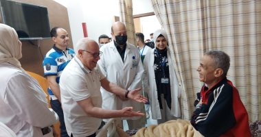 محافظ بورسعيد يزور مستشفى النصر ويقدم التهنئة للأطقم الطبية والمرضى بالعيد