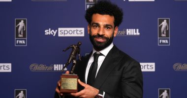 محمد صلاح يتسلم جائزة لاعب العام من اتحاد رابطة الكتاب الإنجليز
