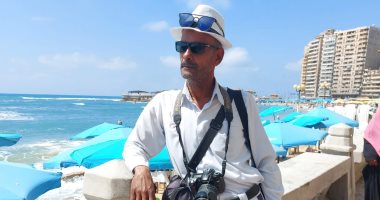 عم أحمد (40) سنة بيصور زوار إسكندرية بكاميرته.. بينام على الشاطئ.. بث مباشر