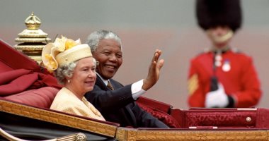 رحلة عبر التاريخ.. الملكة إليزابيث برفقة نيلسون مانديلا فى جولة بالعربة بجنوب أفريقيا