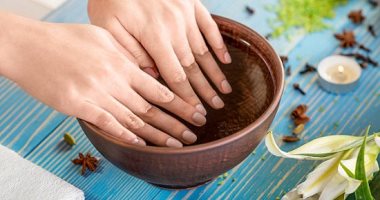 7 خطوات لجعل أظافرك نظيفة دائمًا.. أهمها النقع في ماء وملح