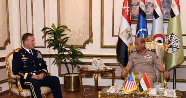 وزير الدفاع يلتقى قائد القيادة المركزية الأمريكية خلال زيارته للقاهرة 