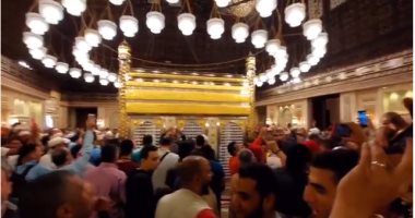 المصريون يكبرون تكبيرات العيد ابتهاجا بافتتاح مقام الحسين "فيديو"