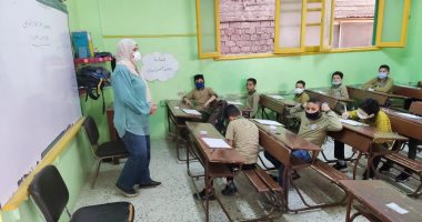 طلاب النقل بمدارس القاهرة يؤدون امتحان نهاية العام ولا شكاوى من الأسئلة.. صور