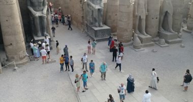 إقبال سياحى كبير و3 آلاف سائح يتوافدون على معبدى الأقصر والكرنك.. صور