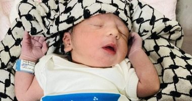 فلسطينى يسمى مولودته "شيرين أبو عاقلة" تخليدا لذكرى شهيدة الصحافة.. صورة