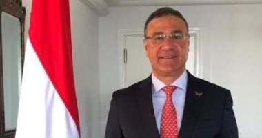 سفير مصر لدى الجزائر يبحث مع وزير الصناعة الصيدلانية تعزيز الشراكة فى مجال إنتاج الدواء