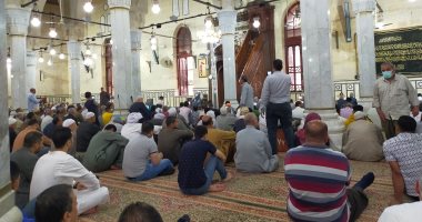المئات يتوافدون على مسجد البدوى بطنطا فى أول جمعة بعد فتح الأضرحة.. فيديو
