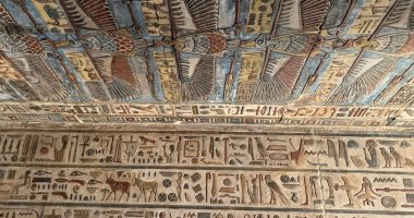 الكشف عن النقوش والصور والألوان الموجودة على أسقف وجدران معبد إسنا لأول مرة