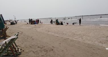 الناس بتهرب للبحر.. شاهد بلاج رأس البر يستقبل الزوار فى أول جمعة بعد الامتحانات