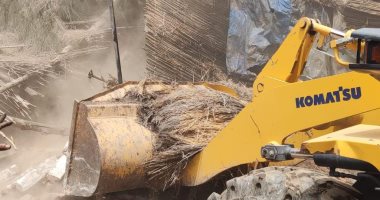 إزالة فورية لـ7 حالات بناء مخالف علي أرض زراعية وفك شدة خشبية في بيلا