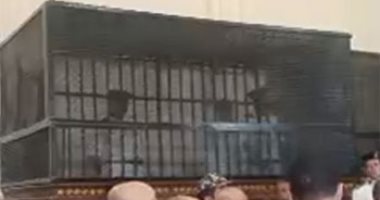 المتهم فى القفص.. أول لقطات من محاكمة قاتل كاهن الإسكندرية.. فيديو