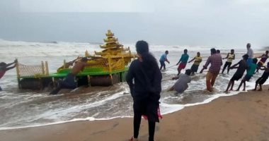 عقب إعصار أسانى.. ظهور عربة ذهبية غامضة على ساحل الهند.. فيديو