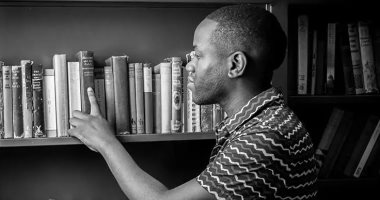 الشاعر الزيمبابوى "زيبوسيسو مبوفو" يفوز بجائزة برونيل الدولية للشعر الأفريقي