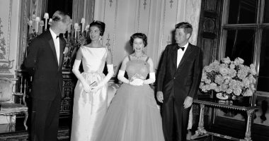 موقع بريطاني يكشف حقيقة الخلاف بين جاكى كينيدى والملكة إليزابيث بعد عشاء 1961