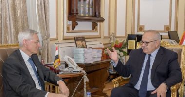رئيس جامعة القاهرة يبحث مع سفير فرنسا تعزيز سبل التعاون مع الجامعات الفرنسية