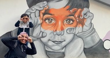 بالفرشاة والألوان .. "مها" رسمت الأطفال على جدران شوارع أسوان لنشر البهجة 