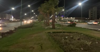 "قعدة وسط الخضرة".. حديقة طريق المطار تجمع الأسر مساءً بالغردقة.. فيديو