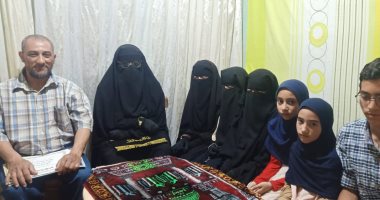 عائلة تعشق المصحف..عم سبيحة وزوجته وأولاده الـ6 ختموا القرآن ببنى سويف (فيديو)
