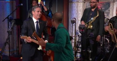 وزير الخارجية الأمريكى يكشف موهبته فى عزف الجيتار.. فيديو‏