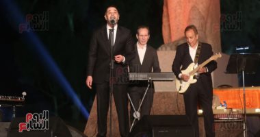 مدحت صالح يفتتح حفل مهرجان تل بسطا بأغنية "برمى السلام"