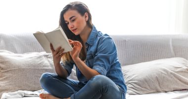 لعشاق السهر: بلاش موبايل وامسك كتاب.. 6 فوائد للقراءة قبل النوم