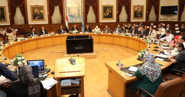 محافظ القاهرة يلتقى الأجهزة التنفيذية بالمحافظة لحل مشاكل المواطنين