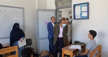 محافظ الإسماعيلية يتفقد لجان امتحانات الشهادة الإعدادية