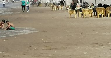 ارتفاع الأمواج مع هبوب رياح معتدلة على شاطئ محافظة بورسعيد.. لايف وصور