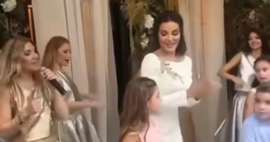 نادين نسيب نجيم ترقص برفقة ابنتها احتفالا بمناولتها الأولى.. فيديو وصور