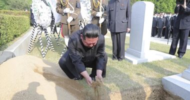 بدون كمامة.. رئيس كوريا الشمالية يهيل التراب على جثمان قائد عسكرى (صور)
