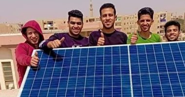 طلاب مدرسة فنية ينفذون مشروعا لتوليد الكهرباء من الطاقة الشمسية