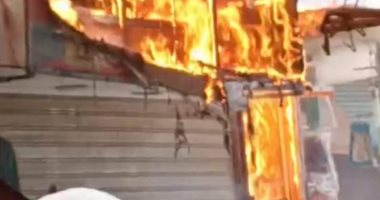 الحماية المدنية بأسوان تسيطر على حريق بـ4 محلات فى كوم أمبو دون إصابات.. صور