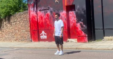 محمد صلاح يلتقط صورة أمام جدارية خاصة فى ليفربول قبل نهائي أبطال أوروبا