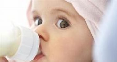 لماذا لا يستطيع الرضع شرب حليب البقر؟ خبراء طب الأطفال يجيبون 