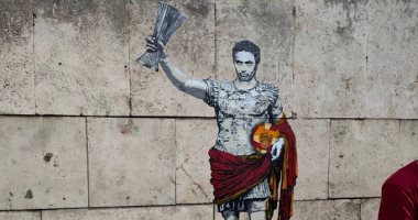 احتفالا بدورى المؤتمر الأوروبي.. جماهير روما تصمم جدارية رائعة لمورينيو 