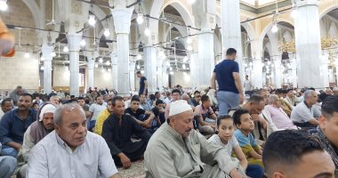 توافد الآلاف على مسجد سيدى أحمد البدوى بطنطا لأداء صلاة الجمعة.. لايف
