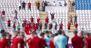 جماهير الأهلي بالمغرب تؤازر اللاعبين من ملعب التدريب وتردد هتافات تحفيزية