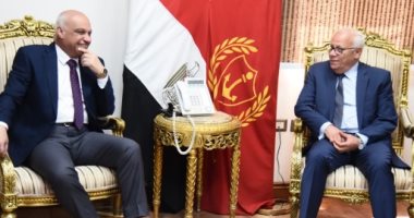 محافظ بورسعيد يلتقى رئيس قطاع الحسابات والمديريات فى وزارة المالية