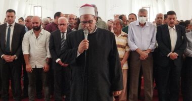 محافظ بورسعيد يتقدم المصلين لأداء صلاة الجنازة على رئيس اتحاد الشركات.. لايف