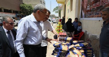 محافظ المنيا يتفقد منفذ بيع السلع الغذائية بأسعار مخفضة بمركز أبو قرقاص