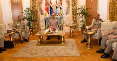 الفريق أسامة عسكر يلتقى رئيس الوفد العسكرى الجزائرى خلال زيارته لمصر